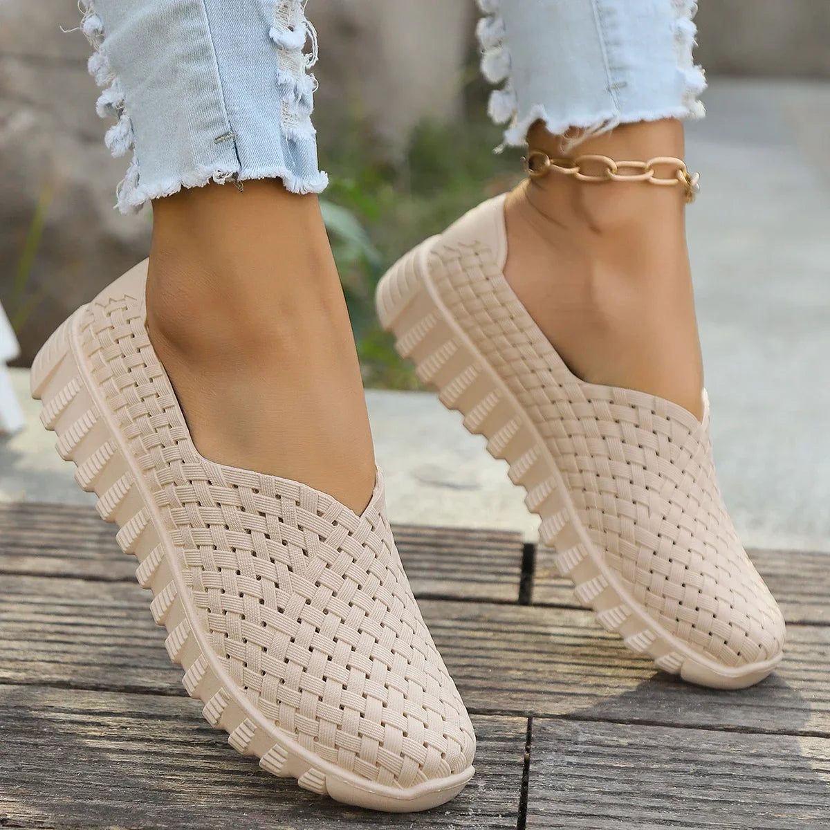 Flat Light Woven Shoes .