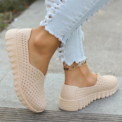 Flat Light Woven Shoes .