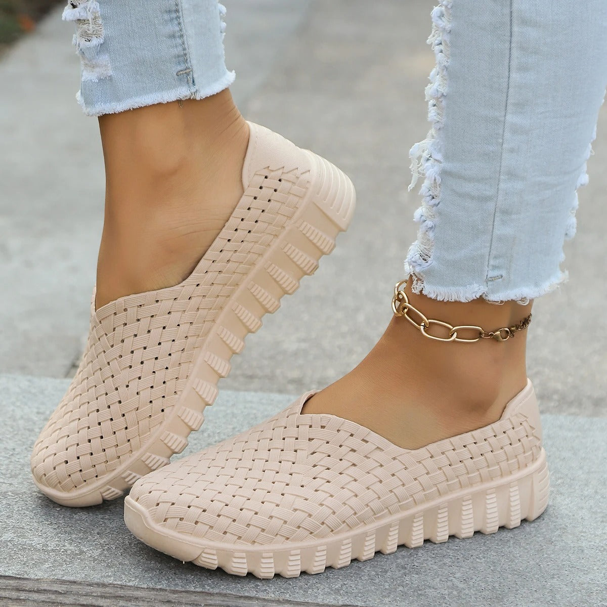 Flat Light Woven Shoes .