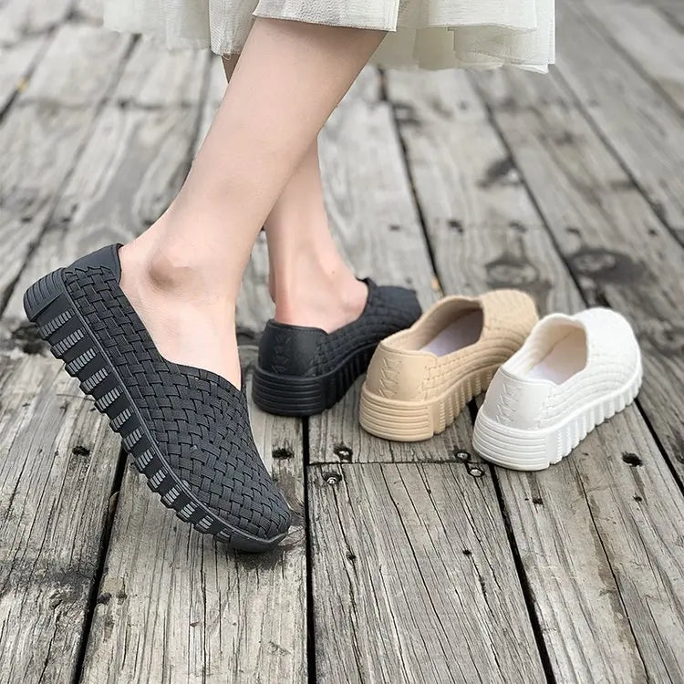 Flat Light Woven Shoes .