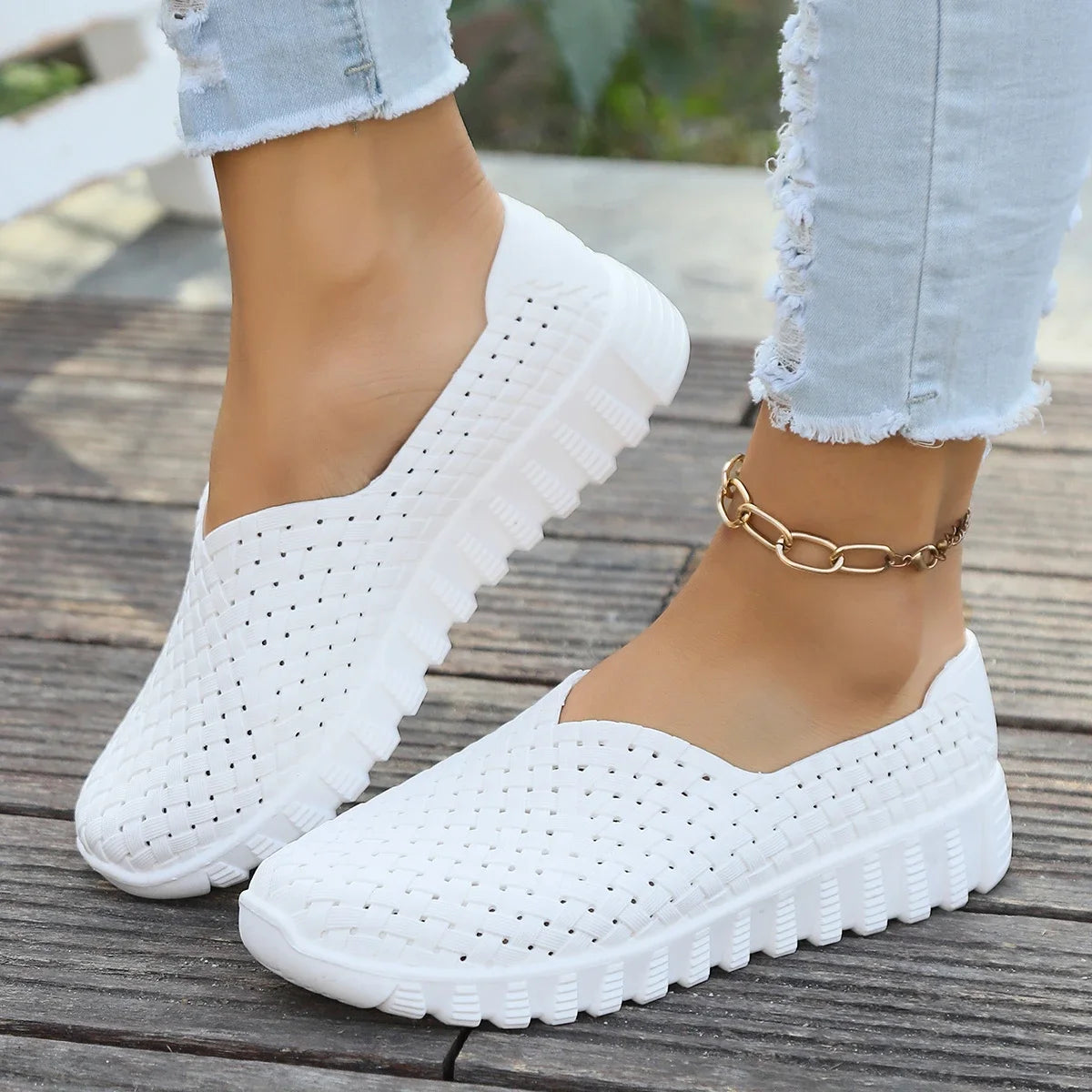 Flat Light Woven Shoes .