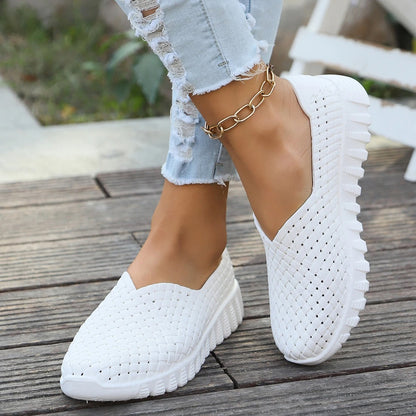 Flat Light Woven Shoes .